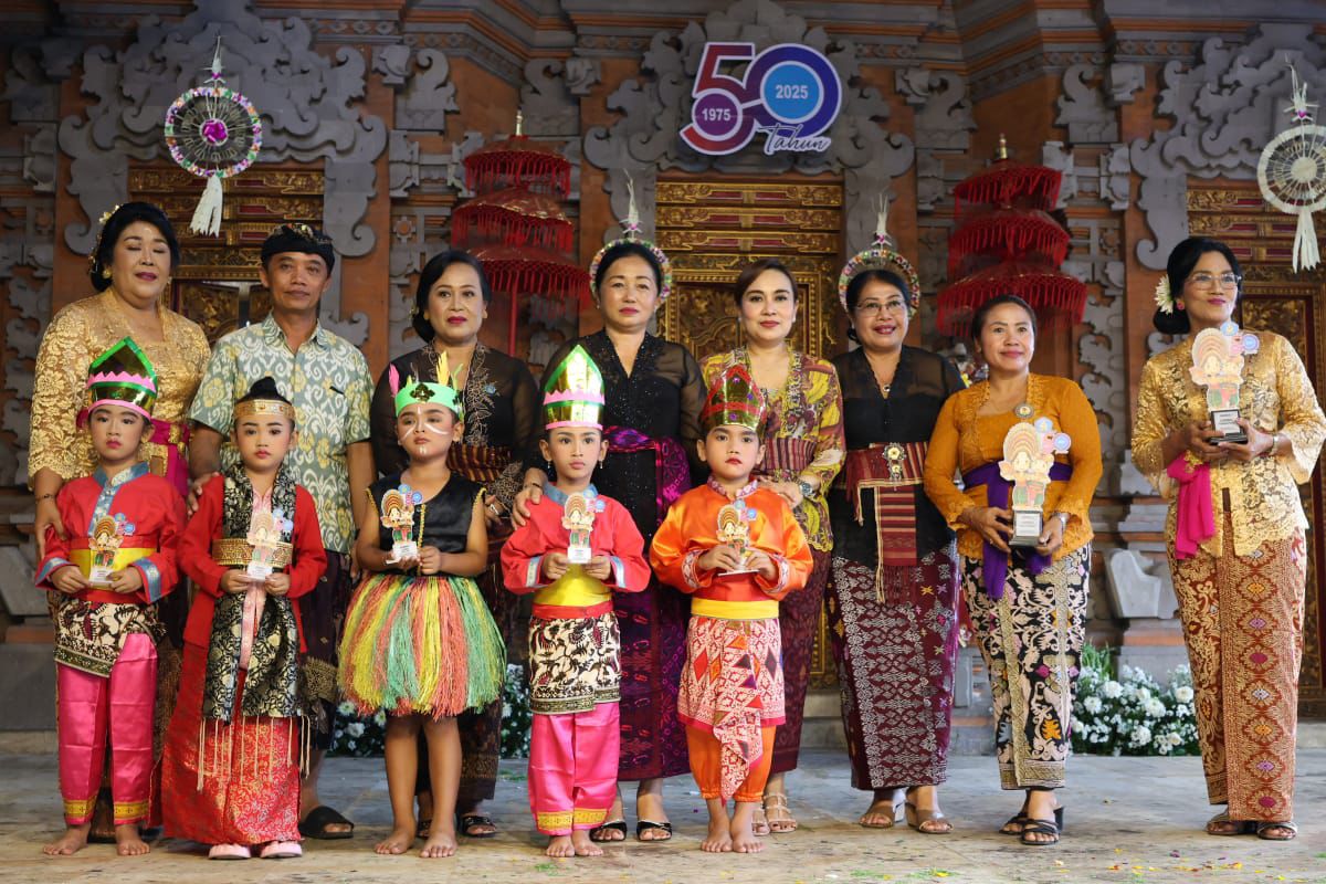 Bunda PAUD Ny. Antari Jaya Negara Hadiri Puncak HUT ke 50 TK Dharma Putra Banjar Kedaton Sumerta