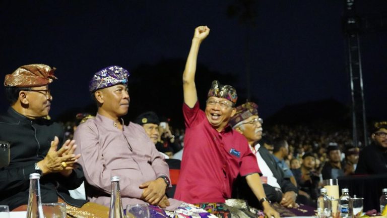 Gubernur Koster Disambut Riuh Penonton PKB saat Lomba Baleganjur, Antusias Layani Krama Bali Minta Foto