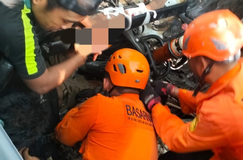  Alami Kerusakan, Truk Pengangkut Pasir Jatuh Ke Jurang