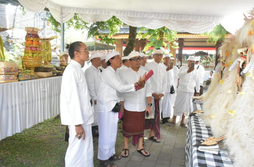  Wawali Arya Wibawa Ngupasaksi Upakara Ngeratep Pelawatan di Pura Dalem Tegeh Gumi.