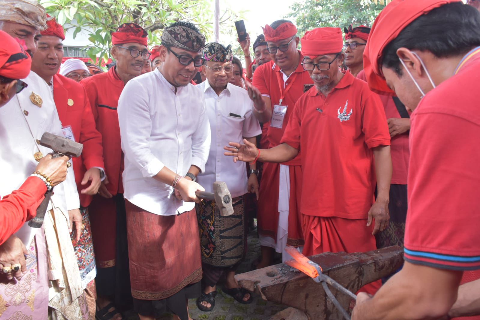 Wawali Arya Wibawa Hadiri Gelar Agung Pasikian Maha Semaya Warga Pande. Gemakan Raket Pasemetonan Dukung Pembangunan Daerah.