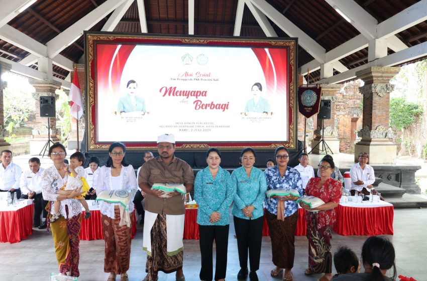  TP PKK Provinsi Bali Serahkan Paket Bantuan Aksi Sosial
