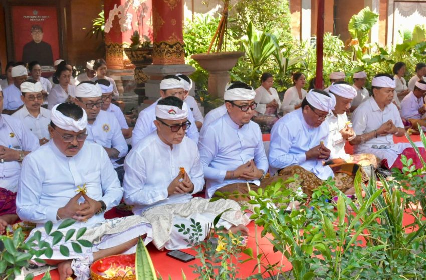  Jajaran Pemkot Ngaturang Bhakti Pujawali di Pura Praja Nata Kantor Walikota Denpasar