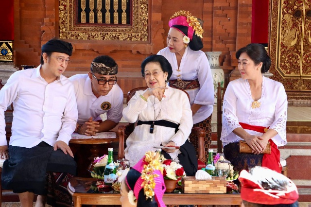  Megawati Soekarnoputri Hadiri Upacara Palebon Ibunda Walikota Denpasar