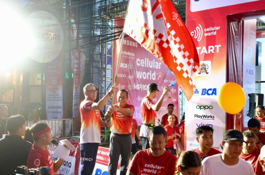  Walikota Jaya Negara Didampingi Wawali Arya Wibawa Lepas Peserta “Cellular World Merdeka Run 2025”