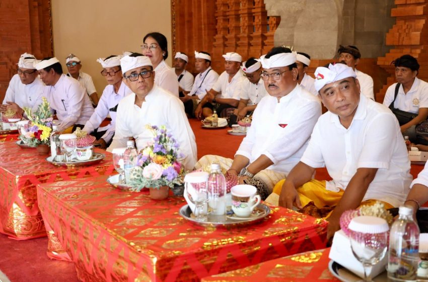  Jaya Negara Hadiri Upacara Melaspas dan Piodalan di Balai Banjar Batan Buah Kesiman