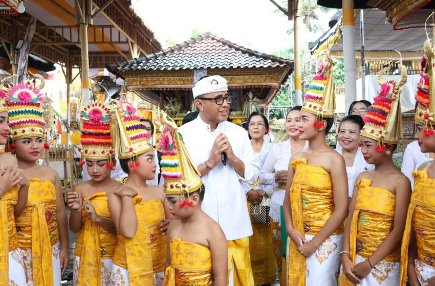  Perkuat Sradha Bhakti, Wali Kota Jaya Negara Hadiri Upacara di Puri Telikup Gianyar