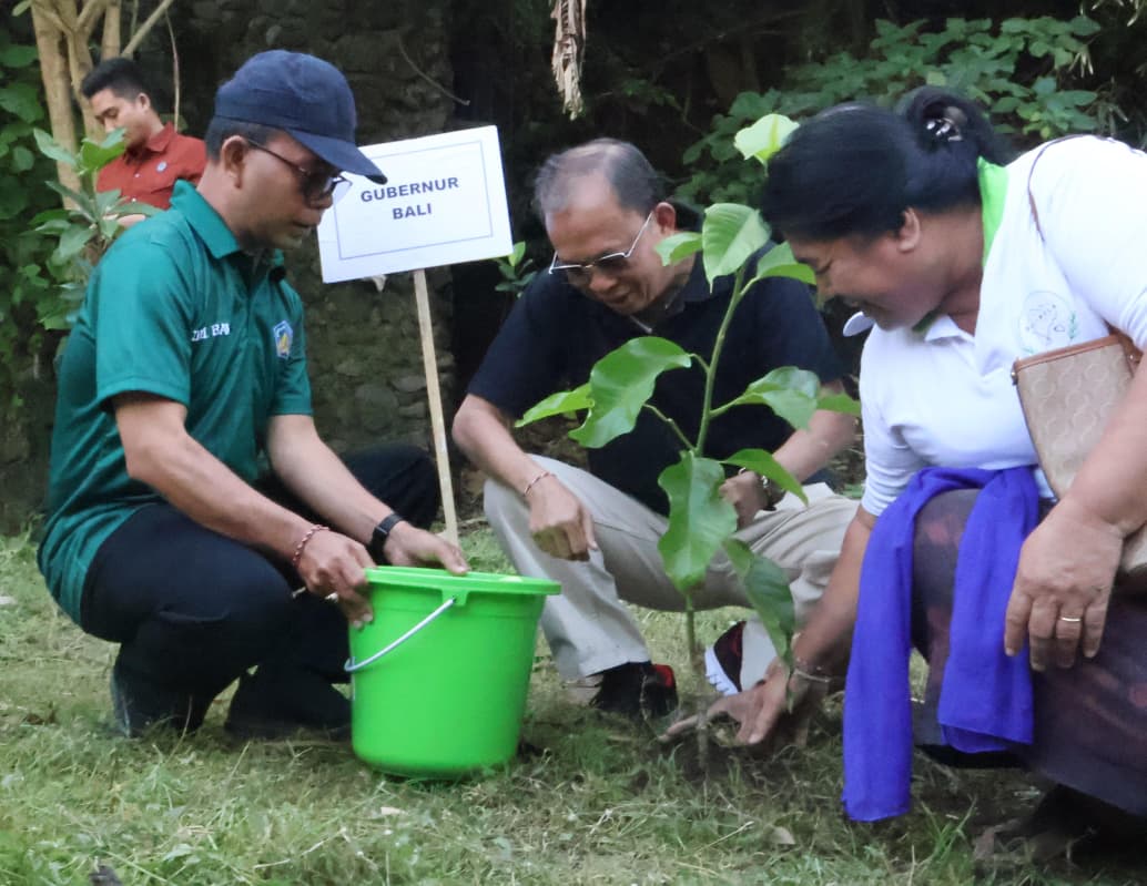 Atasi Krisis Ekologi, Menteri LHK dan Gubernur Koster Tanam Pohon di Taman Kehati Kesiman