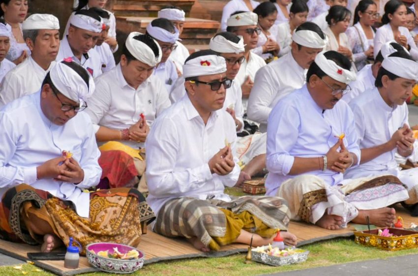  Rayakan Hari Saraswati, Pemkot Denpasar Gelar Persembahyangan Bersama di Pura Jagatnatha