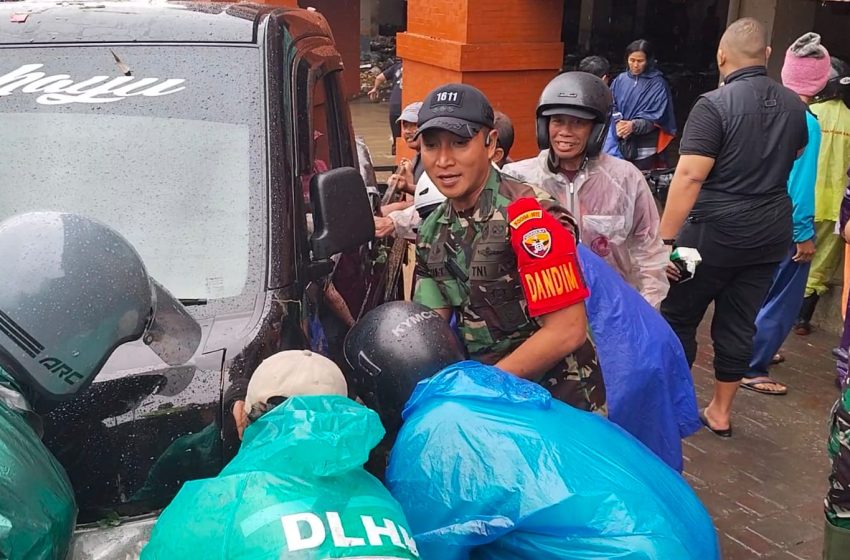  Prajurit Kodam IX/Udayana Sigap Evakuasi Warga Terdampak Banjir di Denpasar