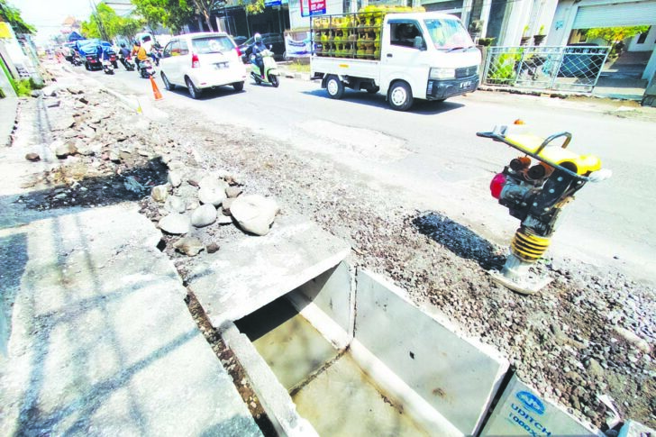 Prioritaskan Fungsi, Bukan Estetika: Walikota Denpasar Soroti Pengerjaan Drainase yang Tutup Saluran Tanpa Normalisasi