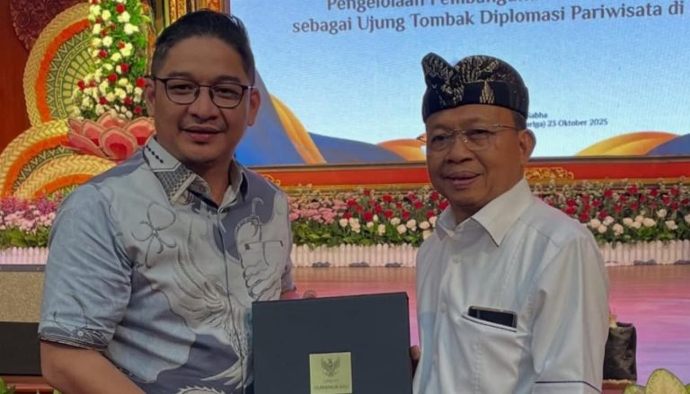 Kunjungan DPR RI: Pasha Ungu Kagum Karakter Ramah Gubernur Koster, Persembahkan Lagu “Demi Waktu”