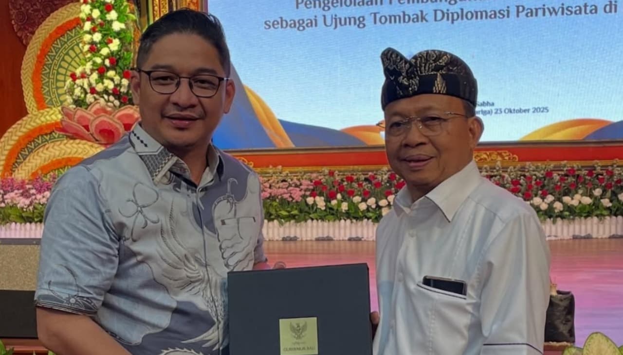 Kunjungan DPR RI: Pasha Ungu Kagum Karakter Ramah Gubernur Koster, Persembahkan Lagu “Demi Waktu”