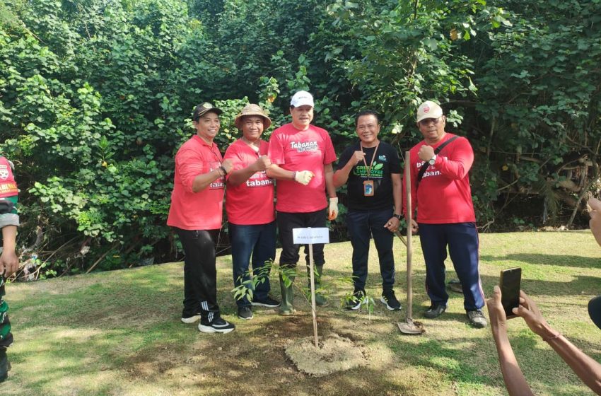 Peringati Tumpek Wariga, PLN Indonesia Power UBP Bali Tanam Pohon dan Bersih-bersih Sungai di Tabanan