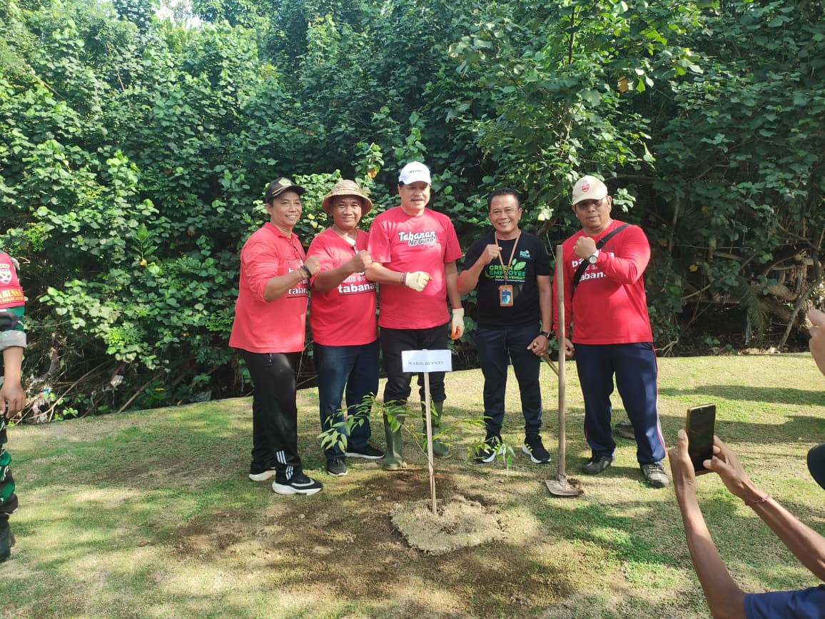 Peringati Tumpek Wariga, PLN Indonesia Power UBP Bali Tanam Pohon dan Bersih-bersih Sungai di Tabanan