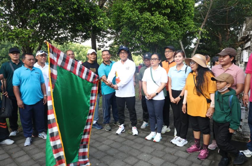  Walikota Jaya Negara Lepas Jalan Sehat HUT ke-27 BKS LPD Denpasar: Dorong LPD Tumbuh Mandiri Berlandaskan Fungsi Kultural-Spiritual