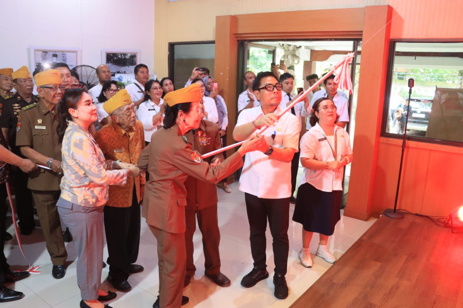 Wawali Arya Wibawa Resmikan Etalase Jendela Perjuangan Pahlawan di LVRI Denpasar: Ruang Edukasi Moral dan Simpul Narasi Sejarah Kota