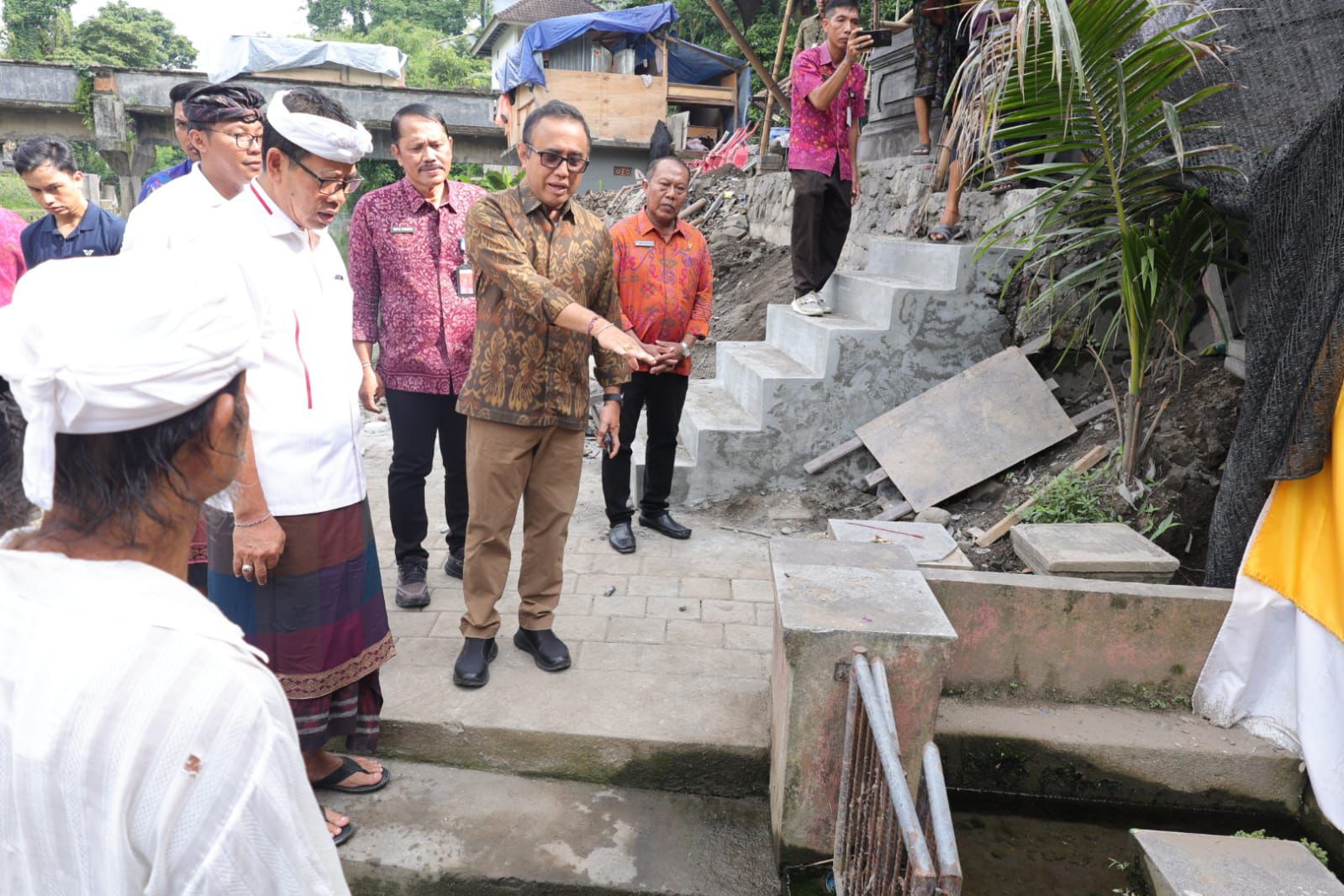 Total Anggaran Rp5,4 Miliar! Wali Kota Jaya Negara Monitor Pemulihan 8 Pura Terdampak Banjir Denpasar, Ditargetkan Rampung Desember