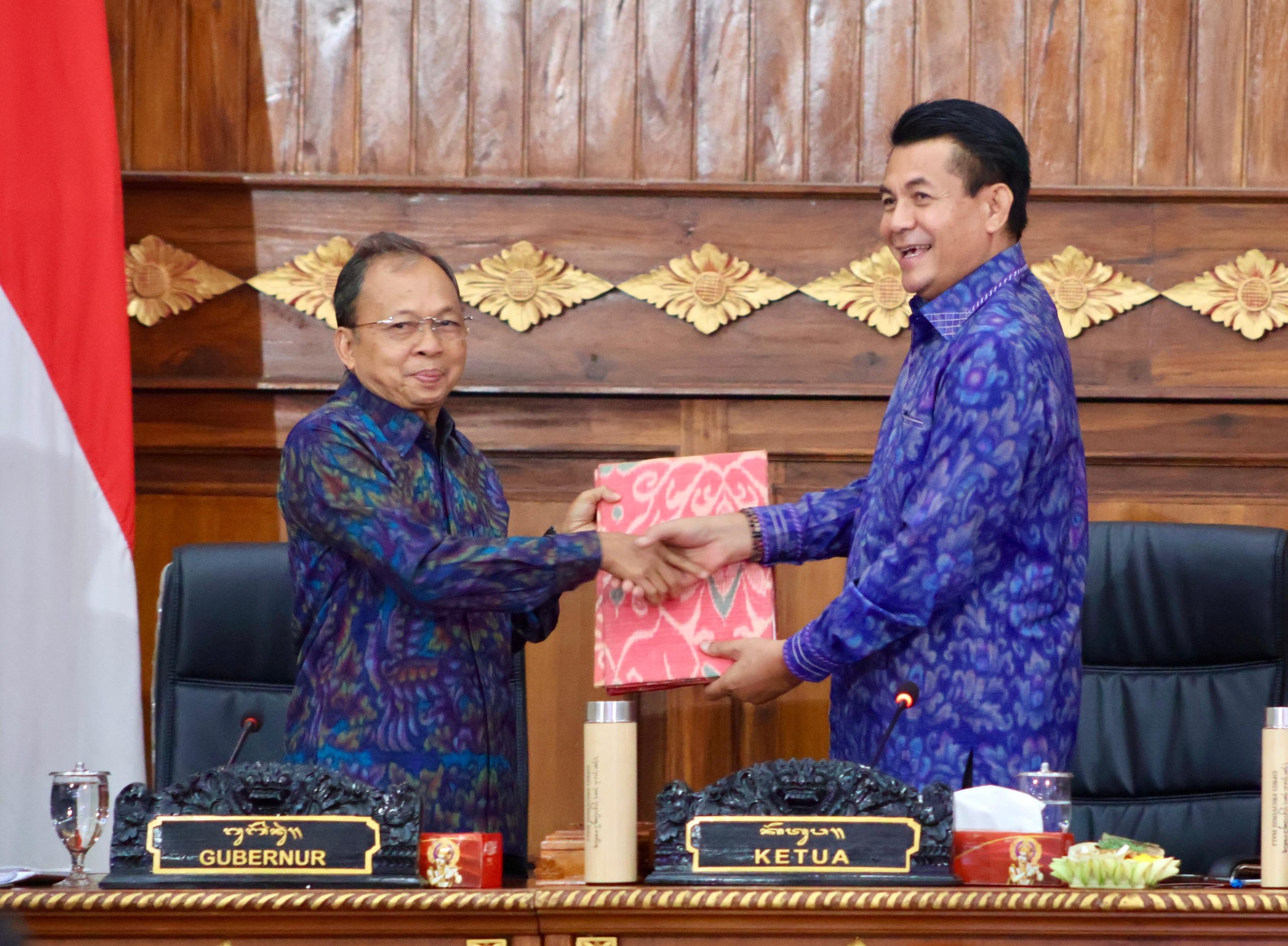 Gubernur Koster Serahkan Dua Raperda Strategis: Larangan Alih Fungsi Lahan Nominee dan Pengendalian Toko Modern Berjejaring Demi Lindungi Subak dan UMKM Lokal