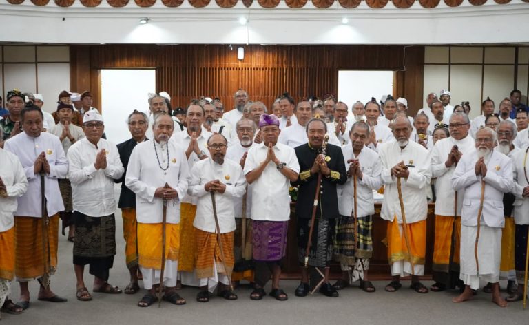 Wujudkan Bhakti Niskala, Gubernur Koster Instruksikan Layanan Kesehatan Prioritas dan Beasiswa bagi Keluarga Sulinggih