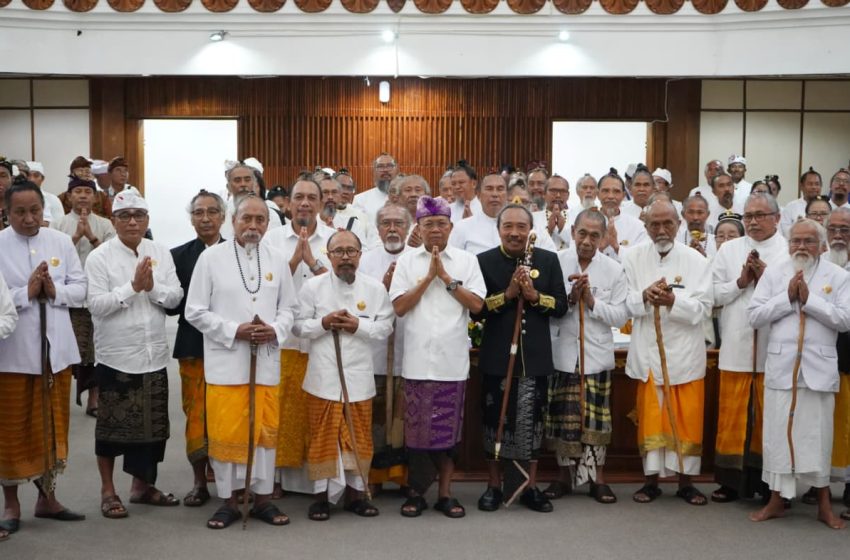  Wujudkan Bhakti Niskala, Gubernur Koster Instruksikan Layanan Kesehatan Prioritas dan Beasiswa bagi Keluarga Sulinggih