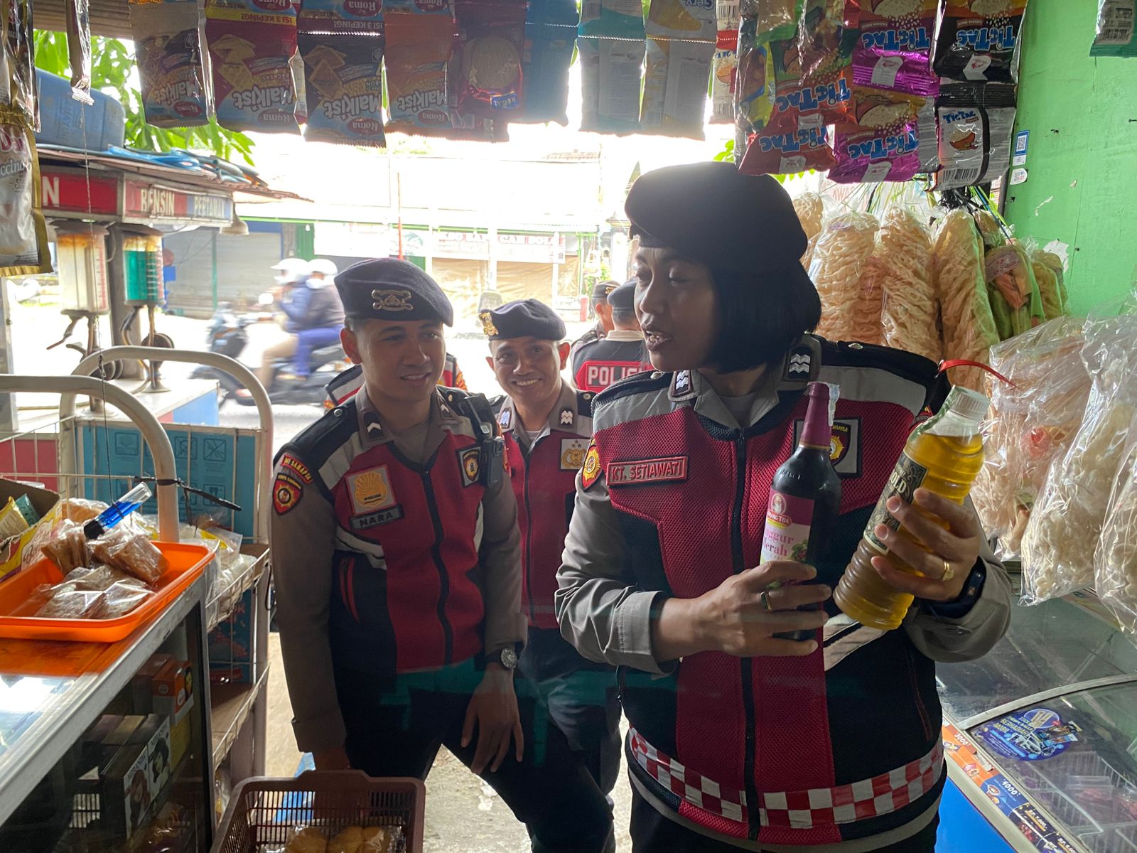 Cegah Gangguan Nataru: Subsatgas Samapta Ops Cipkon Agung 2025 Intensifkan Patroli dan Imbauan Pembatasan Penjualan Miras di Area Pertokoan Denpasar