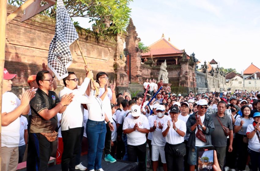  HUT ke-39 LPD Pohgading Meriah: Wawali Arya Wibawa Lepas Jalan Sehat, Dorong LPD Desa Adat Manfaatkan Digitalisasi untuk Berdaya Saing dan Kesejahteraan Masyarakat