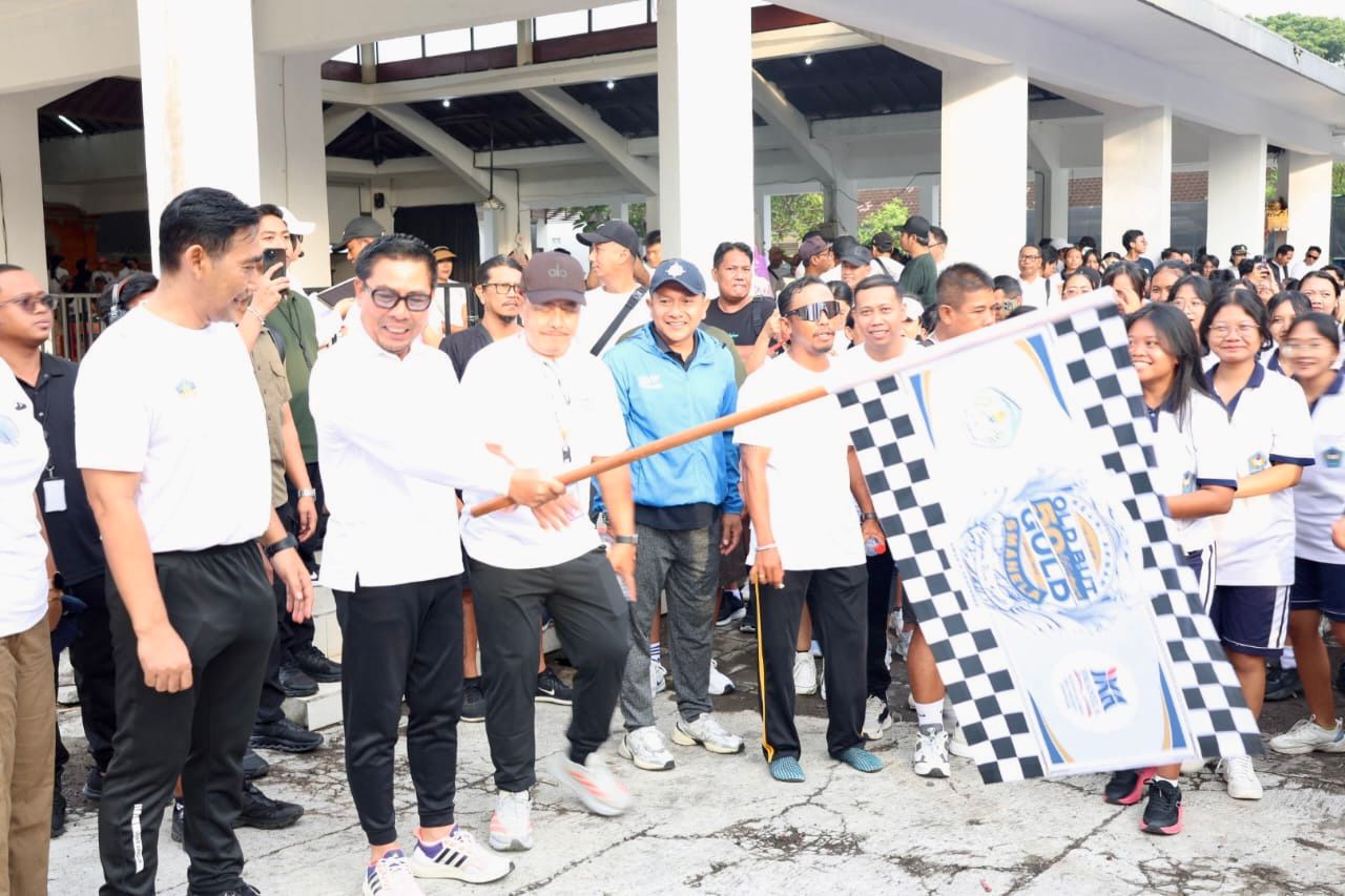 Wawali Arya Wibawa Lepas Funwalk Reuni Akbar SMAN 5 Denpasar 50+1: Pererat Silaturahmi Alumni dan Sumbang Teba Modern untuk Kontribusi Pembangunan Lingkungan Sekolah