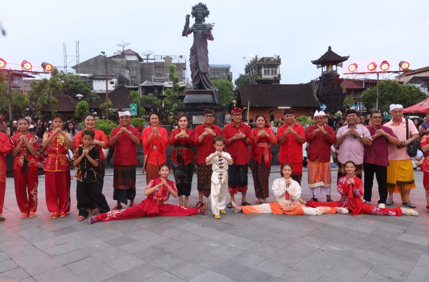  Sinergi Budaya di Jantung Kota: Wawali Arya Wibawa Buka Festival Harmoni Imlek 2577 “Suara Pasar” Denpasar