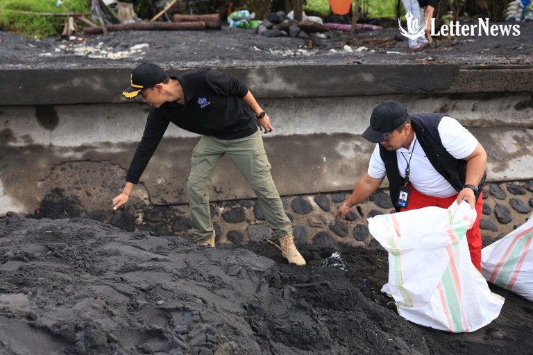 Jalankan Arahan Presiden Prabowo, Wabup Tjok Surya Pimpin Aksi Kolosal Bersih Pantai Watu Klotok