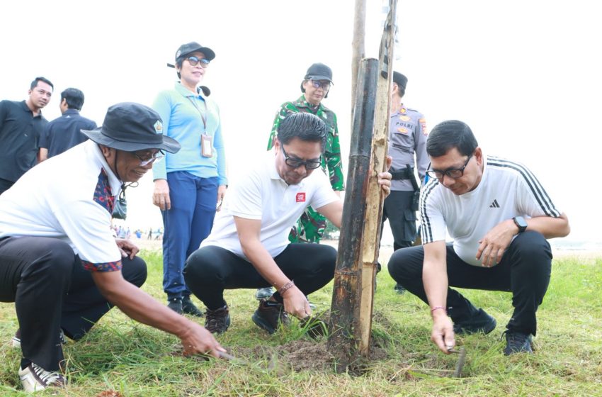  Wujudkan Instruksi Presiden Prabowo, Wawali Arya Wibawa Pimpin Aksi Kolosal Bersih-Bersih Pantai Sanur