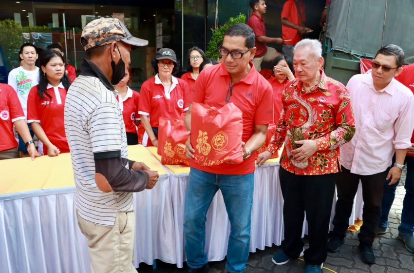  Spirit Vasudhaiva Kutumbakam: Sekda Eddy Mulya Apresiasi Penyaluran 1.200 Paket Sembako YMTB Henhao Bali