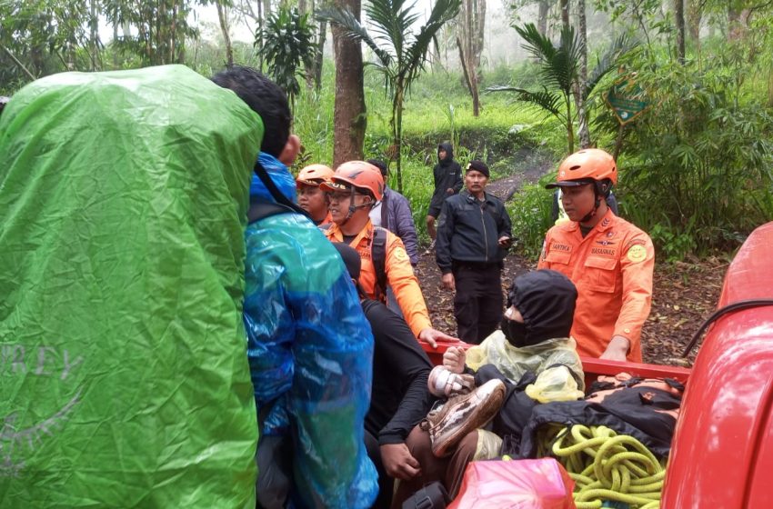  Evakuasi Dramatis di Gunung Abang: Tim SAR Tembus Pandangan Terbatas Demi Selamatkan Pendaki Hipotermia