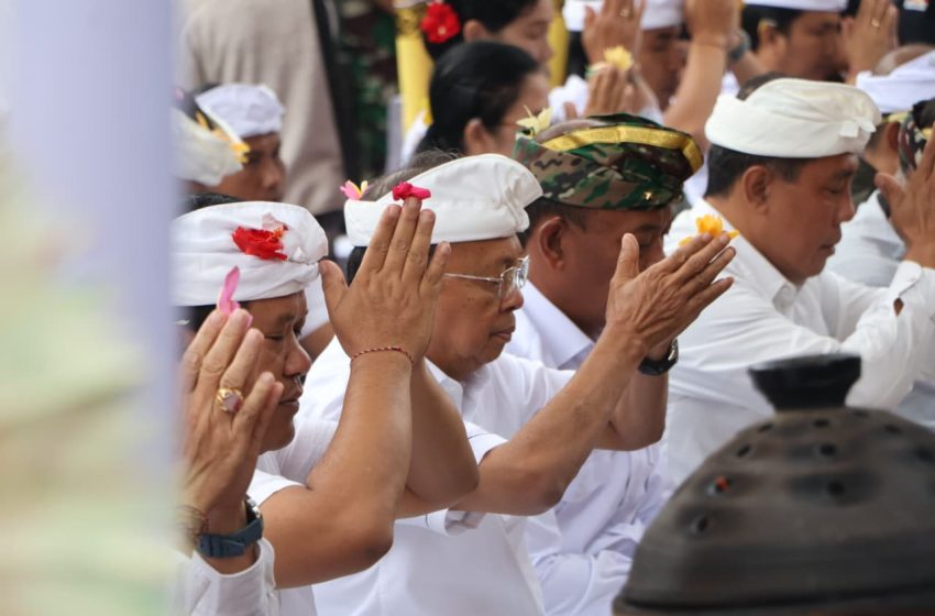  Wujud Bakti pada Leluhur, Wayan Koster Hadiri Pemelaspas Bale Pemaruman Pura Alas Arum Batur