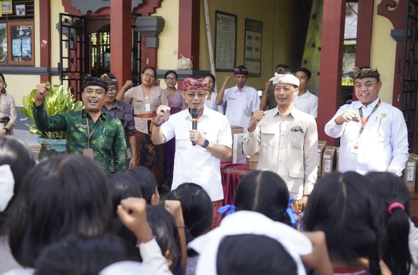  Klungkung Menuju Digital: Bupati Satria Serahkan Bantuan Perangkat Teknologi untuk SDN dan SMPN