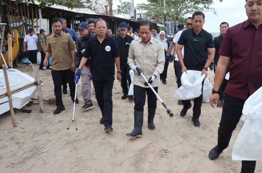  Tinjau Pantai Jimbaran Bareng Koster, Menteri LH: Pola Pungut-Angkut-Buang ke TPA Suwung Harus Berhenti