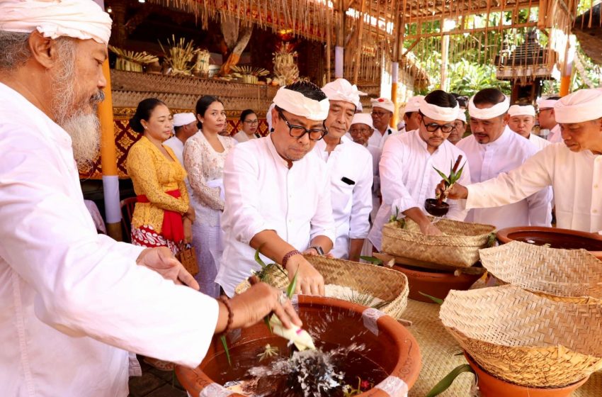  Wujudkan Sradha Bhakti, Wawali Arya Wibawa Hadiri Prosesi Ngingsah di Desa Adat Penyaringan Sanur