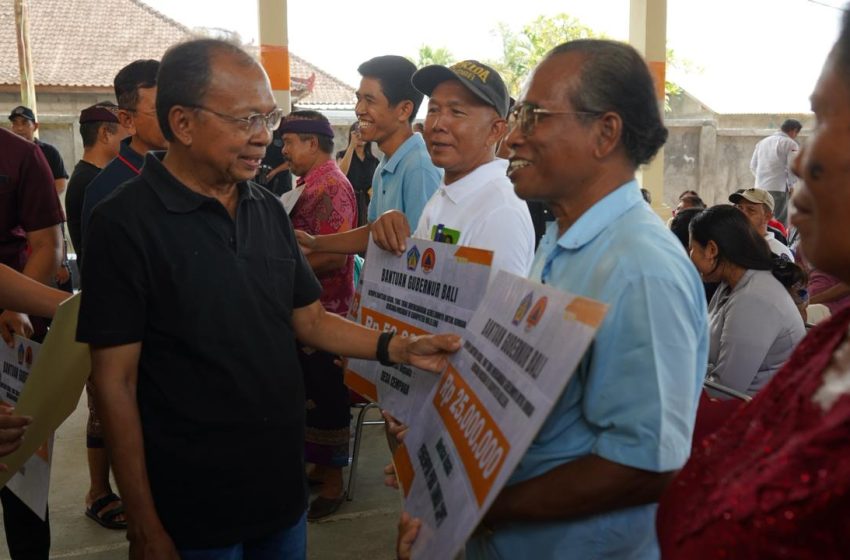  Kunjungi Korban Banjir Buleleng, Koster Pastikan Perbaikan Rumah hingga Jaringan Air Bersih Tuntas