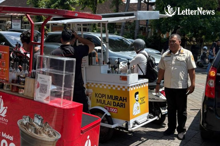 Jaga Wajah Kota Tetap Cantik, Satpol PP Denpasar Sapu Bersih PKL Bandel di Sepanjang Jalan Kamboja