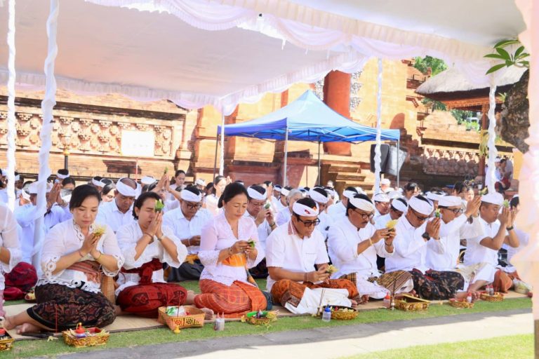 Rayakan Saraswati di Pura Jagatnatha, Wali Kota Jaya Negara: Ilmu Pengetahuan Adalah Jalan Pengabdian