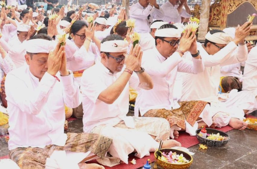  Pimpin Bhakti Penganyar di Besakih, Wali Kota Jaya Negara Ajak Umat Perkuat Spirit ‘Mulatsarira’