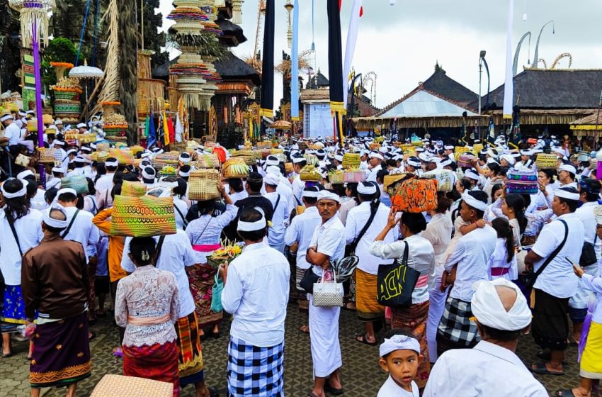  Momentum Pagerwesi, Ribuan Umat Hindu Se-Bali Membeludak di Pura Ulun Danu Batur