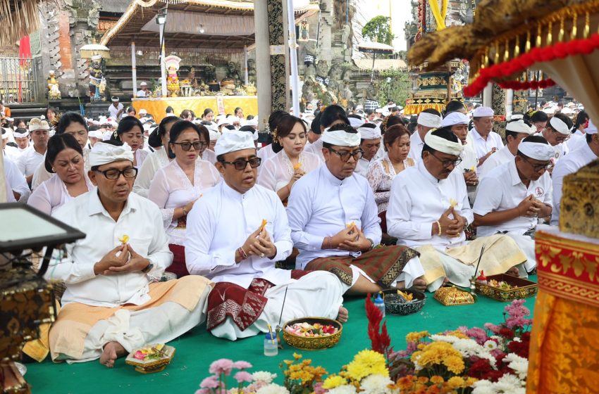  Pererat Tali Spiritual, Jaya-Wibawa Pimpin Bhakti Penganyar Pemkot Denpasar di Pura Ulun Danu Batur