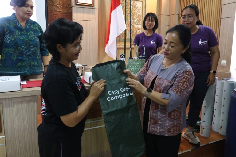 Ny. Sagung Antari Jaya Negara Ajak Kader Posyandu Denbar Ubah Sampah Jadi Kebiasaan Baik