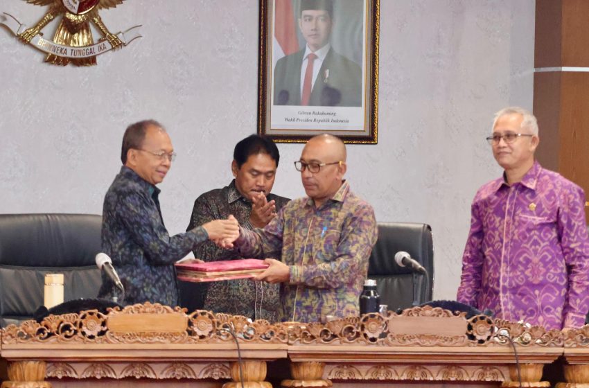  Rapat Paripurna DPRD Bali: Pandangan Umum Fraksi Terhadap Raperda Tata Kelola Pariwisata Berkualitas