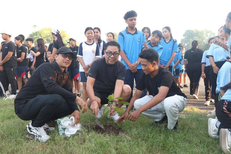 Bangun Karakter Peduli Alam, Siswa SMAN 2 Denpasar Gelar Bakti Sosial di Pantai Mertasari