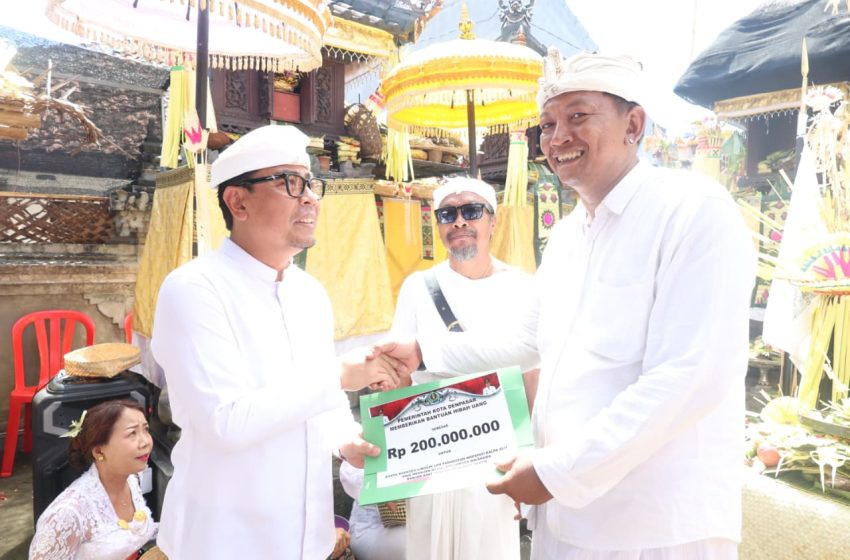  Wawali Arya Wibawa Hadiri Karya Ngenteg Linggih Merajan Ageng Bhujangga Waisnawa Renon, Serahkan Hibah Rp200 Juta