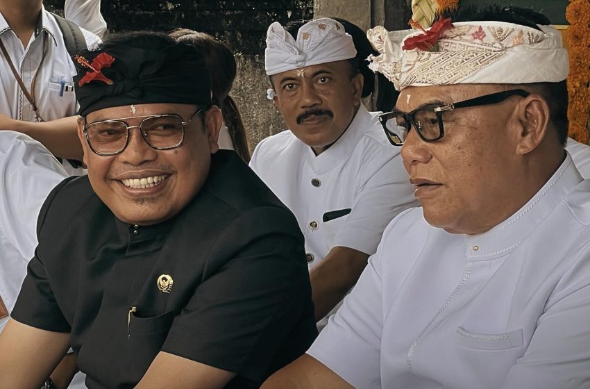  Jeda Sejenak di Sela Tugas, Anggota DPD RI Merta Jiwa Larut dalam Kehangatan Tradisi di Pura
