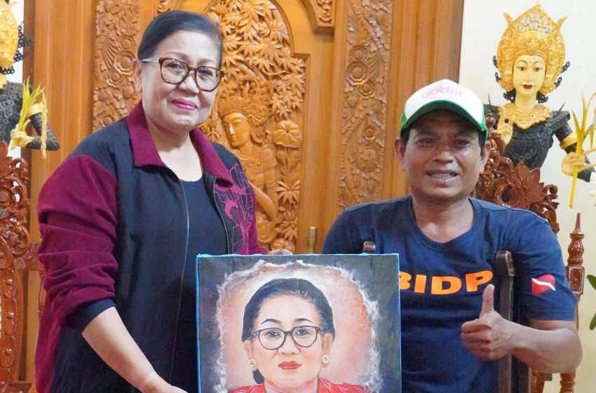  Membasuh Sunyi dengan Warna: Sentuhan Puitis Putri Suastini untuk Seniman Difabel Bali