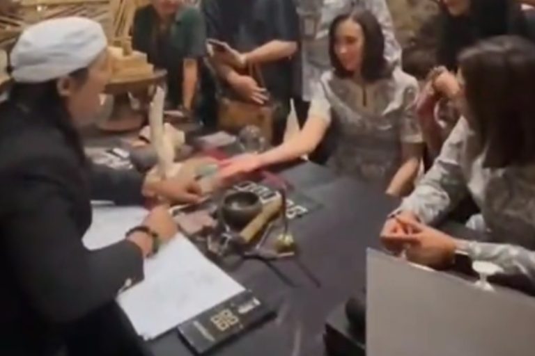 Heboh di BBTF 2026, Menteri Pariwisata Jajal Ramalan Wariga Bali Bareng Jro Master Bayu Gendeng